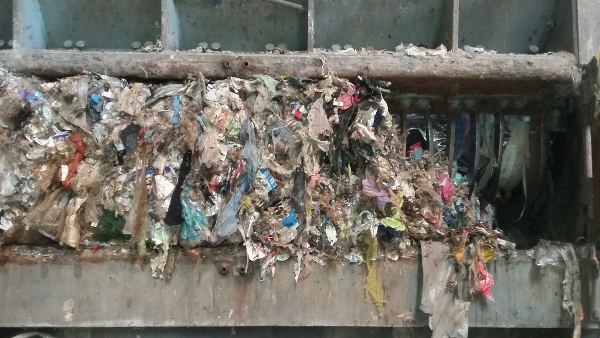 Verstopftes Siebmodul in einer Recyclinganlage – Mischmaterial blockiert die Austragsöffnung bei der mechanischen Aufbereitung
