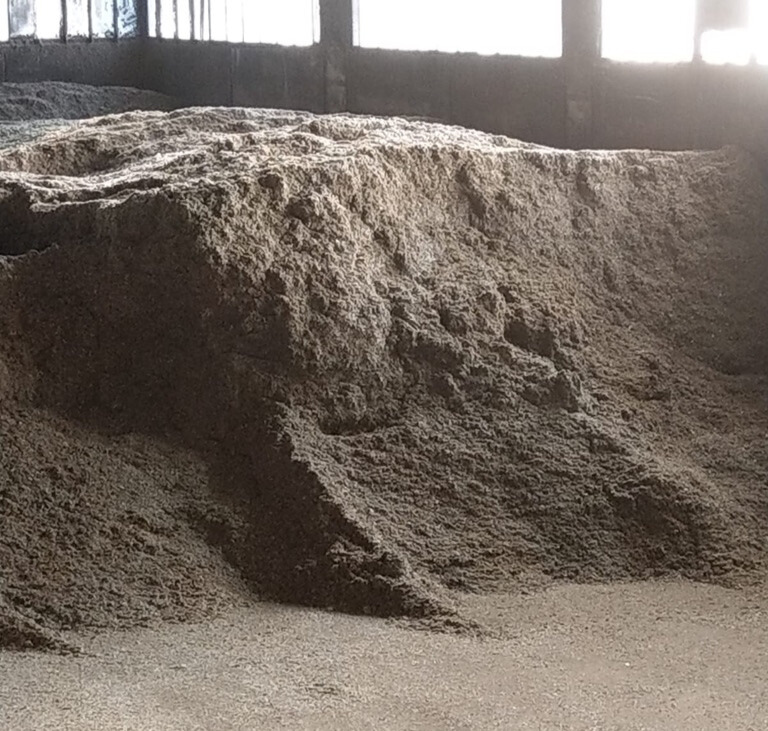 Feinkörniger Output nach mechanischer Aufbereitung – homogenisiertes Zerkleinerungsmaterial in Lagerhalle