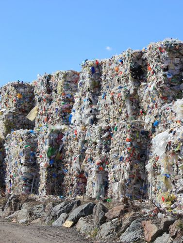 Kunststoffballen nach Sortierung und Pressung zur Weiterverarbeitung im Kunststoffrecycling