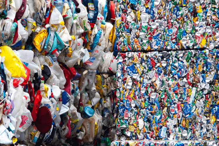 Lose Kunststoffabfälle und gepresste Recyclingballen in einer Sortieranlage für Kunststoffrecycling