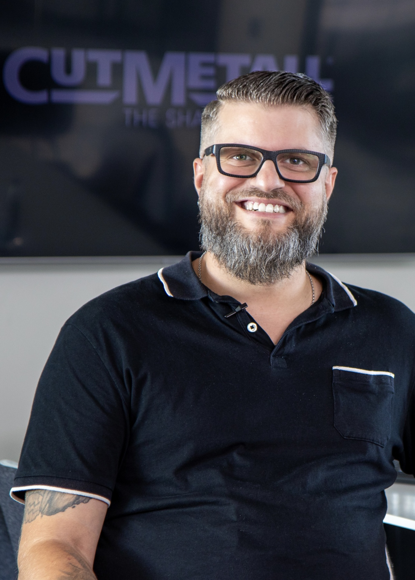 Porträt von Christopher Moritz, Inndenienstvertrieb-Teamlead bei CUTMETALL lächselt in die Kamera